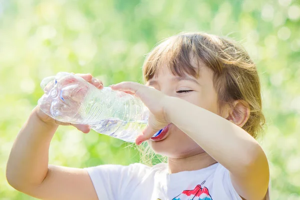 Дитина п'є воду з пляшки . — стокове фото