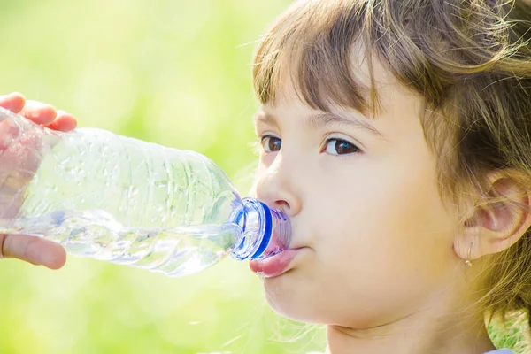 şişe gelen bebek içecek su.
