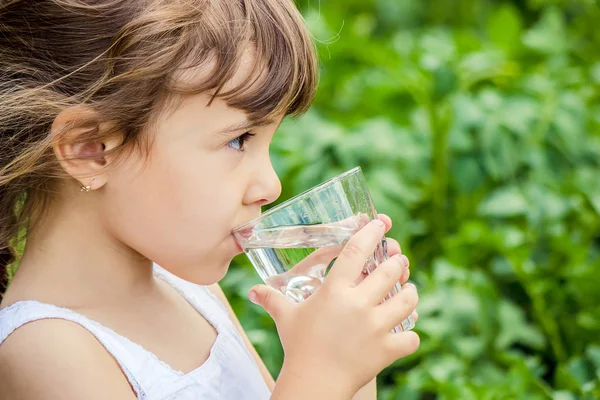 Дитина п'є воду . — стокове фото