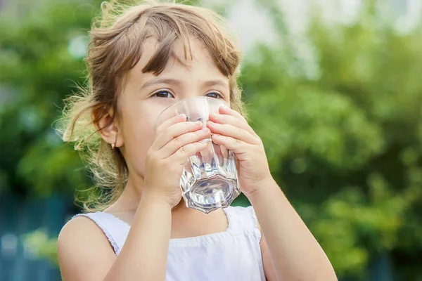 Niño bebe agua . — Foto de Stock