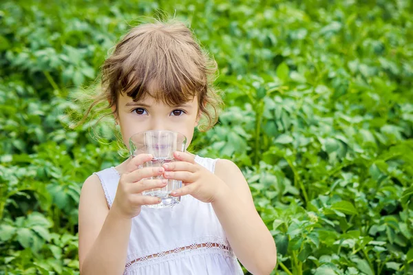 Criança bebe água . — Fotografia de Stock