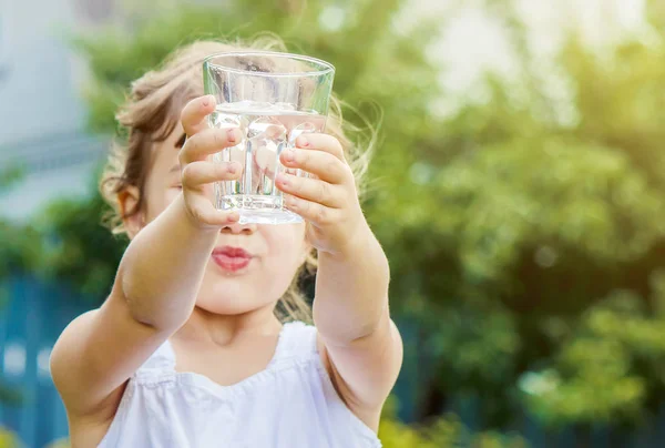 Niño bebe agua . — Foto de Stock