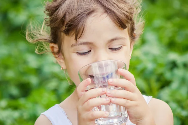 Дитина п'є воду . — стокове фото