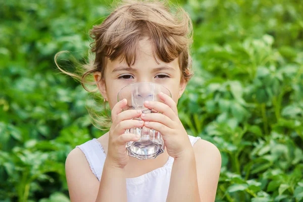 Anak minum air . — Stok Foto