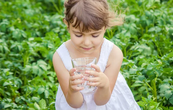 Niño bebe agua . — Foto de Stock