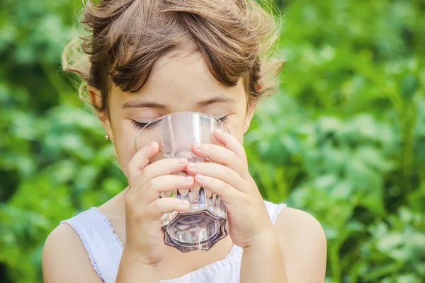 Niño bebe agua . — Foto de Stock