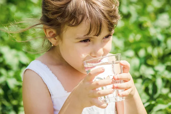 Gyermek italok-víz. — Stock Fotó