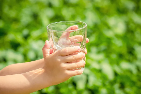 A criança dá um copo de água . — Fotografia de Stock