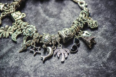 bilezik takılar ile. seçici odak.