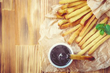 Churro çikolata ile fırında pişirilir. Seçici odak.