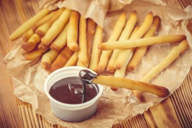 Churro çikolata ile fırında pişirilir. Seçici odak.