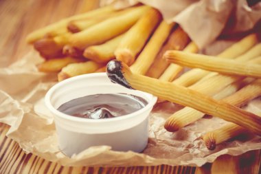 Churro çikolata ile fırında pişirilir. Seçici odak.