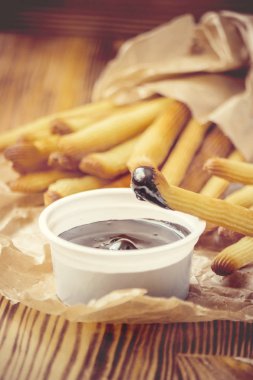 Churro çikolata ile fırında pişirilir. Seçici odak.