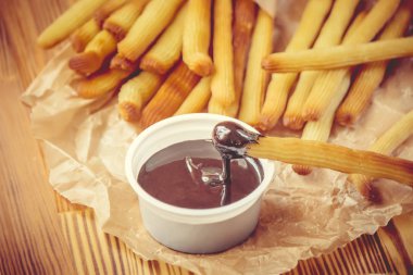 Churro çikolata ile fırında pişirilir. Seçici odak.