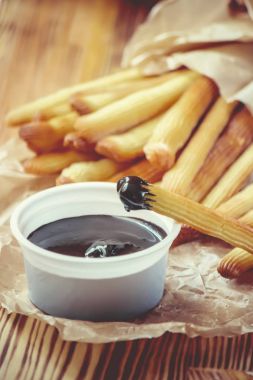 Churro çikolata ile fırında pişirilir. Seçici odak.