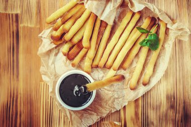 Churro çikolata ile fırında pişirilir. Seçici odak.