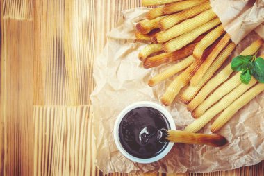 Churro çikolata ile fırında pişirilir. Seçici odak.