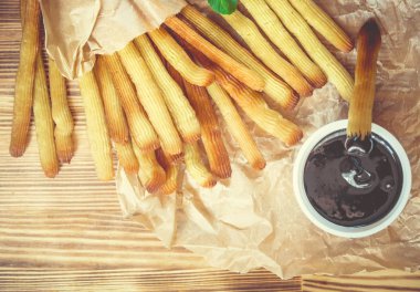 Churro çikolata ile fırında pişirilir. Seçici odak.