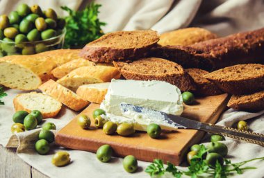 sandviç ile peynir ve zeytin. Seçici odak. 