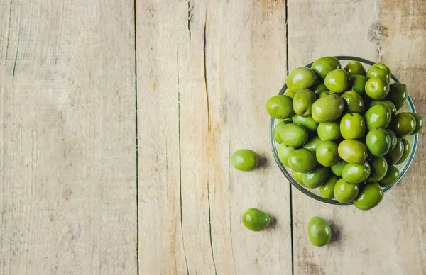 Olive su fondo di legno. Focus selettivo . — Foto Stock