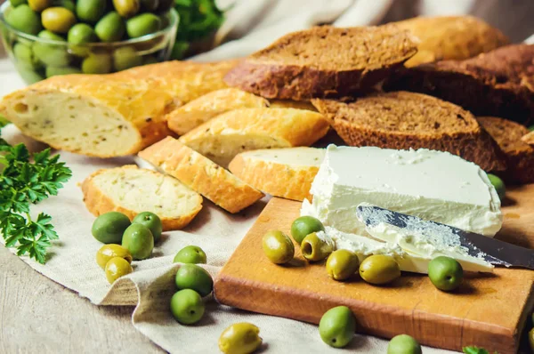 Бутерброды с сыром и оливками. Селективный фокус . — стоковое фото
