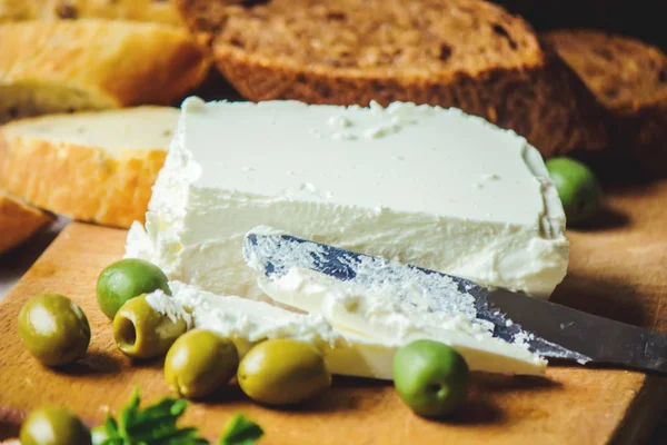 Broodjes met kaas en olijven. Selectieve aandacht. — Stockfoto