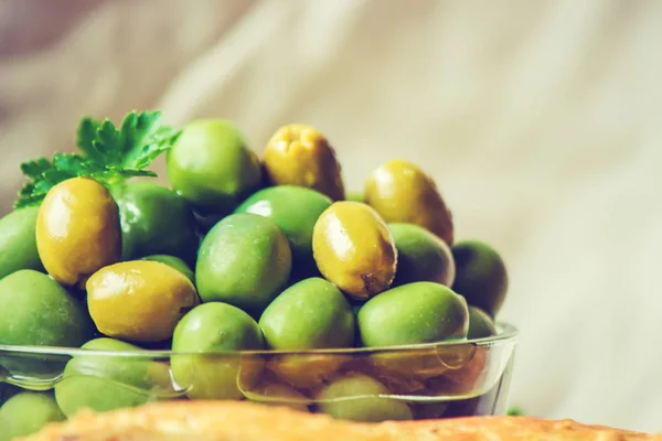 Panini con formaggio e olive. Focus selettivo . — Foto Stock