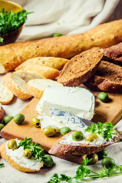 Bocadillos con queso y aceitunas. Enfoque selectivo . —  Fotos de Stock