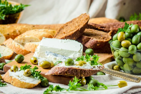 Бутерброды с сыром и оливками. Селективный фокус . — стоковое фото