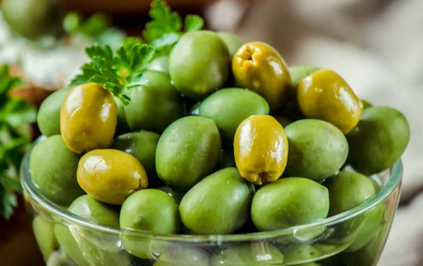 Panini con formaggio e olive. Focus selettivo . — Foto Stock