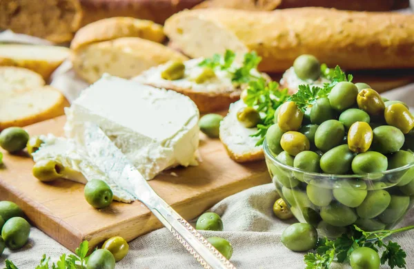 Panini con formaggio e olive. Focus selettivo . — Foto Stock