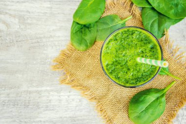 Detoks yeşil smoothie. Seçici odak.