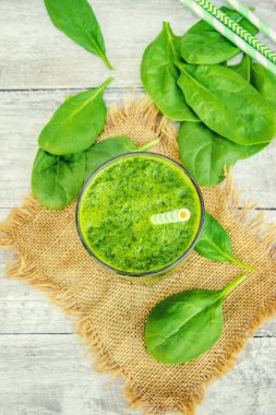 Detoks yeşil smoothie. Seçici odak.