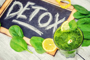 Detoks yeşil smoothie. Seçici odak.