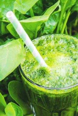 Detoks yeşil smoothie. Seçici odak.