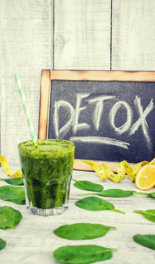 Detoks yeşil smoothie. Seçici odak.