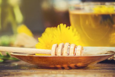 Dandelion bal ve bir bardak çay. Seçici odak.