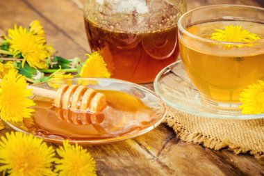 Dandelion bal ve bir bardak çay. Seçici odak.