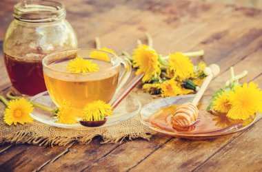 Dandelion bal ve bir bardak çay. Seçici odak.