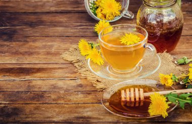 Dandelion bal ve bir bardak çay. Seçici odak.
