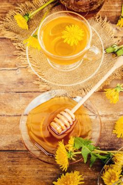 Dandelion bal ve bir bardak çay. Seçici odak.