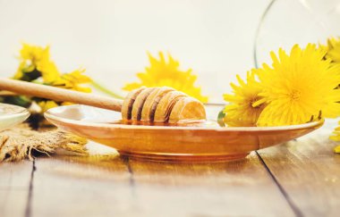 Dandelion bal ve bir bardak çay. Seçici odak.