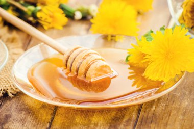 Dandelion bal ve bir bardak çay. Seçici odak.