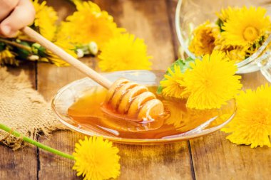 Dandelion bal ve bir bardak çay. Seçici odak.