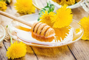 Dandelion bal ve bir bardak çay. Seçici odak.
