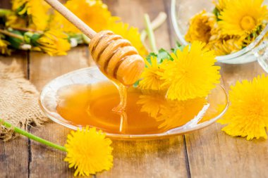 Dandelion bal ve bir bardak çay. Seçici odak.