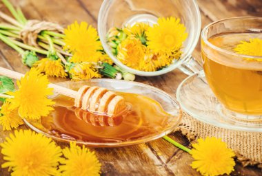 Dandelion bal ve bir bardak çay. Seçici odak.