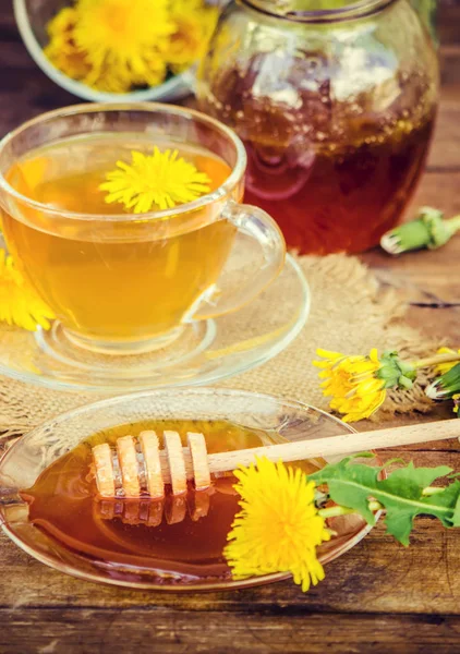 Dandelion bal ve bir bardak çay. Seçici odak.