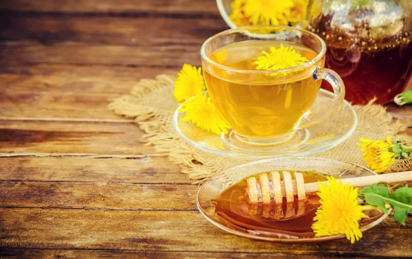 Dandelion bal ve bir bardak çay. Seçici odak.