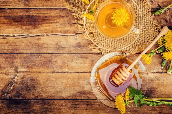 Мед з кульбаби і чашка чаю. Вибірковий фокус . — стокове фото